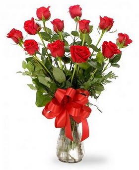  Gaziantep hediye sevgilime hediye çiçek  12 adet kırmızı güllerden vazo tanzimi