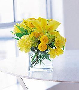  Gaziantep çiçek yolla  cam vazo içerisinde sari çiçeklerden tanzim