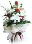  Gaziantep çiçek online çiçek siparişi  4 kirmizi gül , 1 dalda 3 kandilli kazablanka