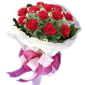  Gaziantep anneler günü çiçek yolla  11 adet kırmızı güllerden buket modeli
